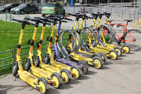 Moscow, Russia - Apr 26. 2024. Short-term rental service for electric scooters Yandex Go and Urent in Zelenograd. Редакционное фото, фотограф Володина Ольга / Фотобанк Лори