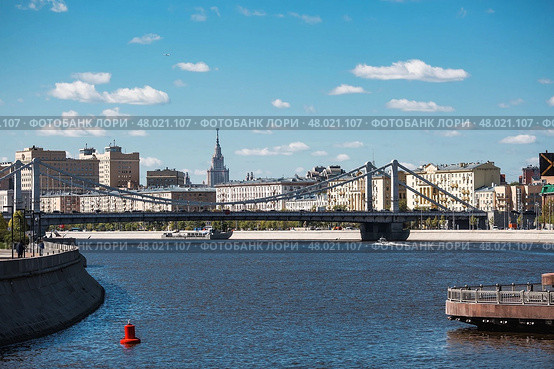 MOSCOW, RUSSIA - APRIL 28, 2025: Crimean Bridge on a summer day. Muzeon Park. Urban landscape. Стоковое фото, фотограф Photojuli / Фотобанк Лори