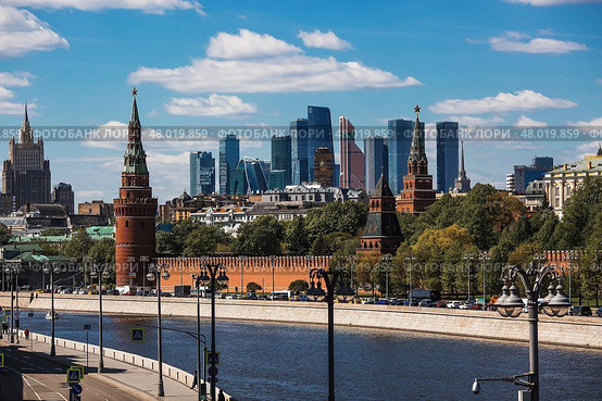 MOSCOW, Russia - April 28, 2025: View of Moscow. Kremlin embankment. The Moskva River. The Kremlin towers and the Moscow City Shopping and Business Center. A popular tourist attraction. Редакционное фото, фотограф Photojuli / Фотобанк Лори