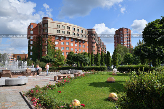 Moscow, Russia - Aug 10. 2025. The square with the clock in MZhK microdistrict in Zelenograd. Редакционное фото, фотограф Володина Ольга / Фотобанк Лори