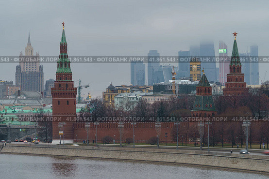 Moscow, Russia - December 27, 2019: Downtown cityscape. Kremlin Towers, skyscrapers of modern business district in overcast winter day. Concept of combining past and present in the guise of a city. Редакционное фото, фотограф YuryKara / Фотобанк Лори