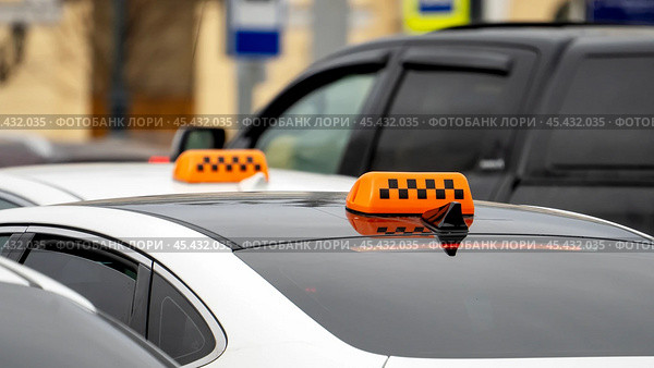 Moscow, Russia, January 04, 2021: taxi on Moscow street. Редакционное фото, фотограф Igor Skripachev / Фотобанк Лори
