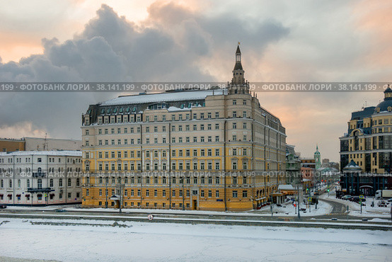 Moscow, Russia - January 17, 2021: View of the Balchug Kempinski Hotel on Balchug Street and Raushskaya Embankment in Moscow, near Kreml embankmМосква, вид на отель «Балчуг Кемпински» на улице Балчуг и Раушской набережной в Москве морозным зимним утром. Редакционное фото, фотограф Pukhov K / Фотобанк Лори