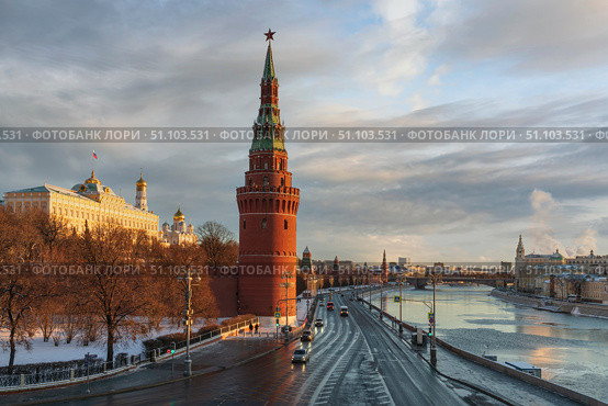 Moscow, Russia, January 5, 2025: Vodovzvodnaya Tower of the Kremlin Wall, the Grand Kremlin Palace and the Kremlin Embankment of the Moskva River. Редакционное фото, фотограф Ula Ulachka / Фотобанк Лори
