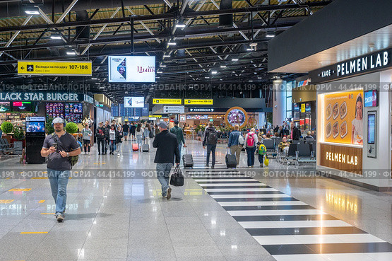 MOSCOW, RUSSIA - JULY 08, 2022: airport Sheremetyevo. flight information monitors and check-in in Sheremetyevo. airport check-in area. Стоковое фото, фотограф Павел Муравьев / Фотобанк Лори