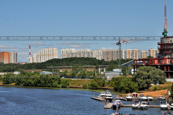 Moscow, Russia - July 22. 2021. Mitino view from Moskva river (2000 год). Редакционное фото, фотограф Володина Ольга / Фотобанк Лори