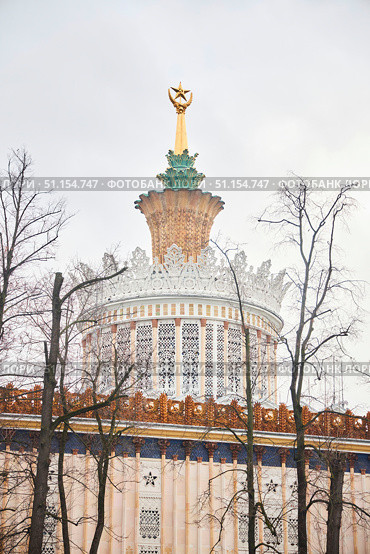 Moscow, Russia - March 24, 2023: Moscow VDNH. Architectural composition with bas-reliefs on one of the pavilions. Редакционное фото, фотограф Наталия Кирсанова / Фотобанк Лори