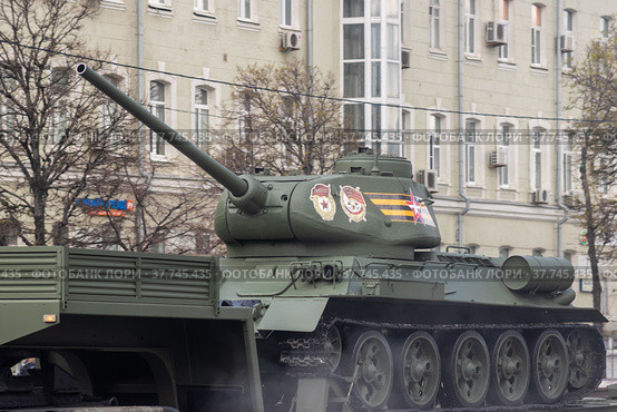 Moscow Russia - may 09 2022: Victory Day parade. Russian military tank T-34 transported by car on the street of the city. Редакционное фото, фотограф Yuriy Savin / Фотобанк Лори