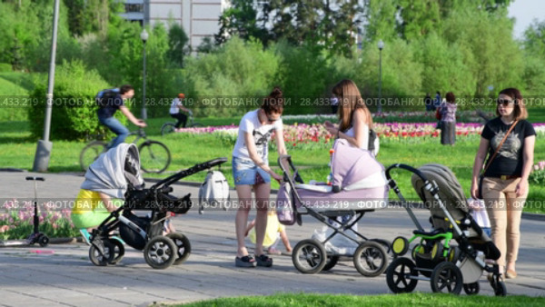 Moscow, Russia - May 15. 2018. Moms with strollers walk along boulevard in Zelenograd. Редакционное видео, видеограф Володина Ольга / Фотобанк Лори