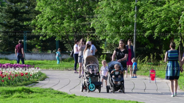 Moscow, Russia - May 15. 2018. Moms with strollers walk along boulevard in Zelenograd. Редакционное видео, видеограф Володина Ольга / Фотобанк Лори