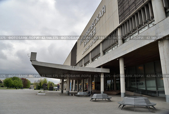Moscow, Russia, May 17, 2022: New Tretyakov Gallery is second building of Tretyakov Gallery on Krymsky Val in Muzeon park. Редакционное фото, фотограф Алексей Антипов / Фотобанк Лори