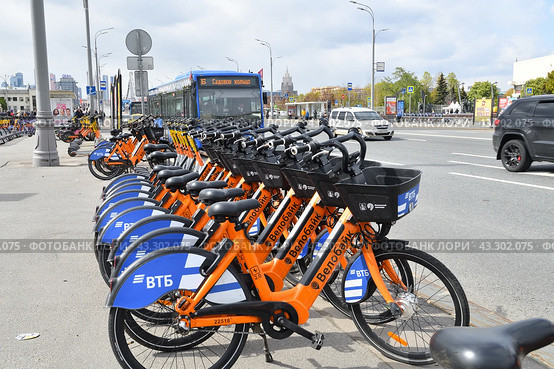 Moscow, Russia - May 9. 2024. Velobike - city bike rental with VTB Bank logo on the Garden Ring street. Редакционное фото, фотограф Володина Ольга / Фотобанк Лори