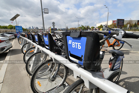 Moscow, Russia - May 9. 2024. Velobike - city bike rental with VTB Bank logo on the Garden Ring street. Редакционное фото, фотограф Володина Ольга / Фотобанк Лори