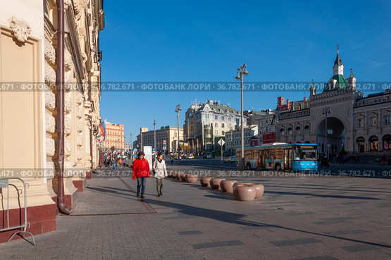 Moscow, Russia - Okt 15. 2021. Teatralny proezd one of main streets in city center (2000 год). Редакционное фото, фотограф Володина Ольга / Фотобанк Лори
