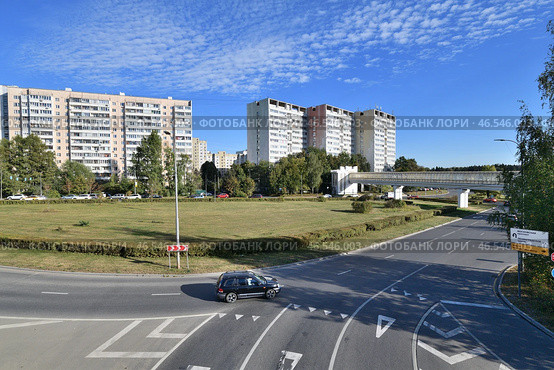 Moscow, Russia - Sept 20. 2024. 6 microdistrict of Zelenograd. Overground pedestrian crossing. Редакционное фото, фотограф Володина Ольга / Фотобанк Лори