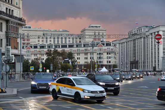 Moscow, Russia - September 22. 2018. traffic on theatrical passage one of main streets. Редакционное фото, фотограф Володина Ольга / Фотобанк Лори