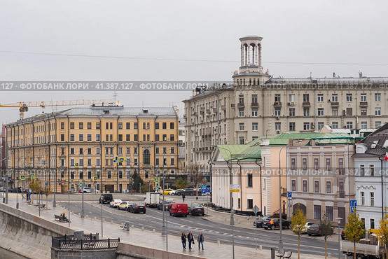 Moscow, Russia View of Kadashevskaya embankment from the Patriarchal bridge. center of Moscow. Industrial landscape. (2022 год). Редакционное фото, фотограф Глущенко Елена / Фотобанк Лори