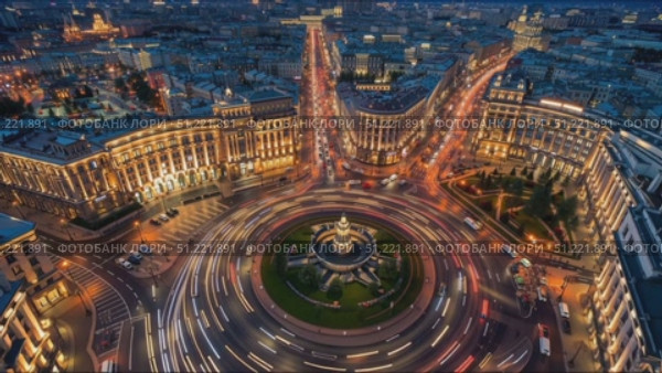 Moscow's triumphal square glowing with architectural illumination, central fountain sparkling, car light trails weaving dynamic patterns across darkening urban landscape. Стоковое AI-видео, аниматор Юрий Поздников / Фотобанк Лори