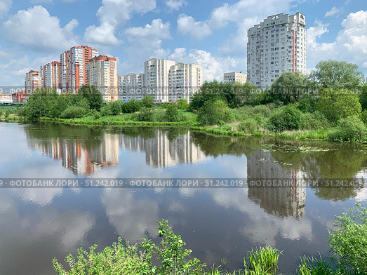 Московская область, город Балашиха. Река Пехорка летом в облачную погоду. Улица Заречная. Стоковое фото, фотограф Овчинникова Ирина / Фотобанк Лори