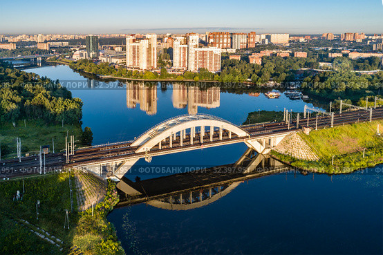 Московская область, Химки, вид сверху на Химкинский мост (2019 год). Редакционное фото, фотограф glokaya_kuzdra / Фотобанк Лори