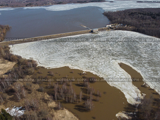 Московская область, Можйское водохранилище, плотина и гидроузел в устье реки Колочь (2022 год). Редакционное фото, фотограф glokaya_kuzdra / Фотобанк Лори