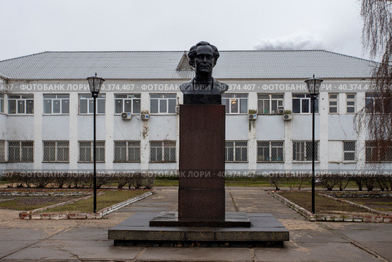 Московская область. Воскресенск.  Завод Воскресенские минеральные удобрения. Бюст В.В. Куйбышева (2023 год). Редакционное фото, фотограф Литвяк Игорь / Фотобанк Лори