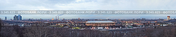 Московские сумерки. Вид с Воробьёвых гор. Панорама. Редакционное фото, фотограф Юрий Кирсанов / Фотобанк Лори