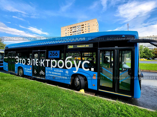 Московский электробус —  автобус использующий в качестве источника питания электродвигателя аккумуляторы (2023 год). Редакционное фото, фотограф Татьяна Бакуменко / Фотобанк Лори