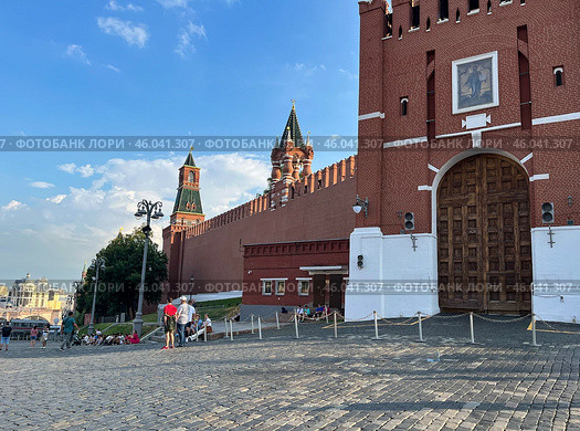 Московский Кремль. Спасская башня, нижняя часть, врата. Июль 2024 года. Редакционное фото, фотограф Александр Рыбалка / Фотобанк Лори