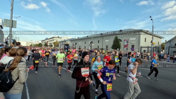 Московский марафон. Спортсмены бегут по улице Москвы. Сентябрь. Moscow Marathon. Athletes run along the streets of Moscow. September. Редакционное видео, видеограф Горшков Александр / Фотобанк Лори