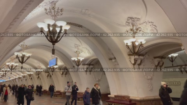 Московский метрополитен, Арбатско-Покровская линия. Станция Арбатская, центральный зал. Россия, город Москва (2024 год). Редакционное видео, видеограф Щеголева Ольга / Фотобанк Лори