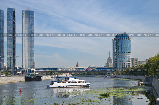 Московский международный деловой центр (ММДЦ) "Москва-Сити", Россия. "Башня 2000", торгово-пешеходный мост "Багратион" и жилой комплекс Capital Towers (2022 год). Редакционное фото, фотограф Елена Коромыслова / Фотобанк Лори