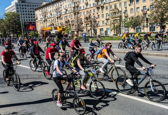 Московский весенний велофестиваль (2024). Толпы людей на велосипедах с детьми едут по Садовому Кольцу. / Moscow spring cycling festival. Редакционное фото, фотограф Iva Noel / Фотобанк Лори