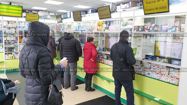 Москва, 21 Марта 2020. Люди в аптеке покупают лекарственные средства во время карантина. Редакционное фото, фотограф Мила Демидова / Фотобанк Лори