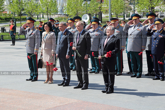Москва, Александровский сад. Руководство Министерства обороны Российской Федерации на церемонии возложения цветов к Могиле Неизвестного Солдата (2014 год). Редакционное фото, фотограф Игорь Долгов / Фотобанк Лори