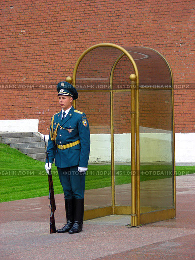Москва. Александровский сад. Смена караула у Вечного Огня. (2008 год). Редакционное фото, фотограф lana1501 / Фотобанк Лори