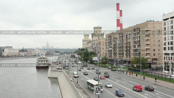 Москва. Автобус стартует от остановки на Бережковской набережной (2012 год). Стоковое видео, видеограф Ярослав Каминский / Фотобанк Лори