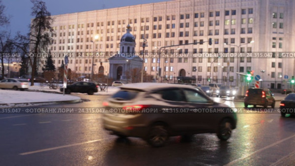 Москва, автомобили на Арбатской площади съезжают на Знаменку (2016 год). Редакционное видео, видеограф Дмитрий Неумоин / Фотобанк Лори