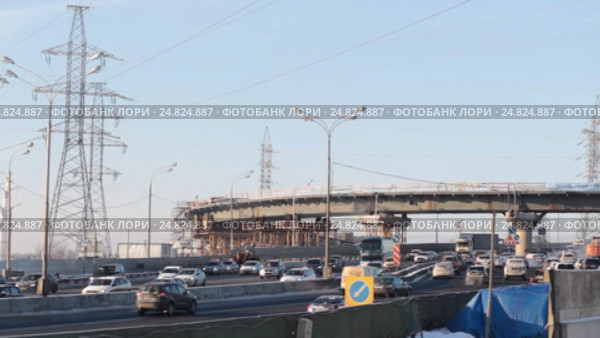 Москва, автомобили на МКАД 40-й километр, строительство развязки Калужского шоссе зимой (2017 год). Редакционное видео, видеограф Дмитрий Неумоин / Фотобанк Лори