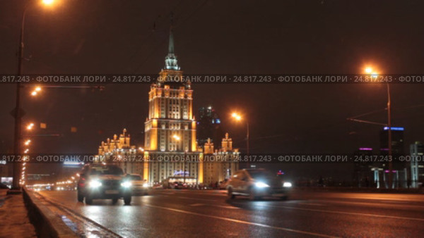 Москва автомобили на НовоАрбатском мосту ночью едут в центр (2017 год). Редакционное видео, видеограф Дмитрий Неумоин / Фотобанк Лори