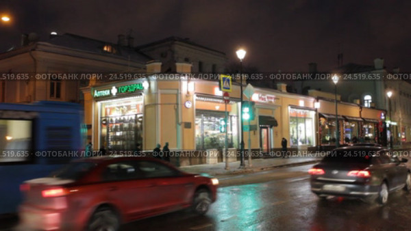 Москва, автомобили на Покровке с видом на Армянский переулок (2016 год). Редакционное видео, видеограф Дмитрий Неумоин / Фотобанк Лори