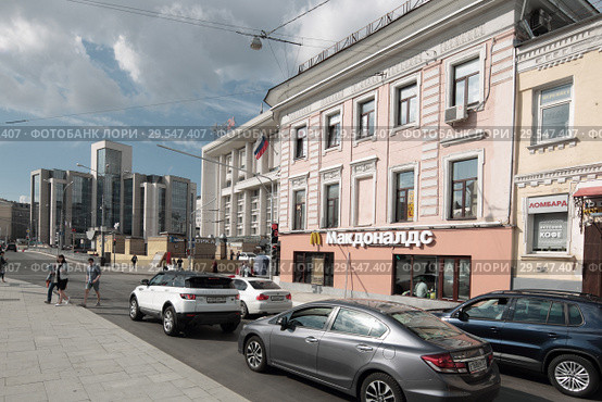Москва, автомобили на светофоре пропускают пешеходов у метро Чистые пруды (2017 год). Редакционное фото, фотограф Дмитрий Неумоин / Фотобанк Лори