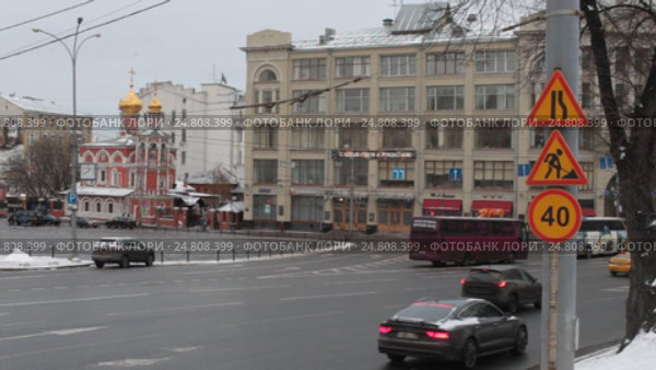 Москва, автомобильные знаки предупреждающие о снижении скорости на Славянской площади (2017 год). Стоковое видео, видеограф Дмитрий Неумоин / Фотобанк Лори