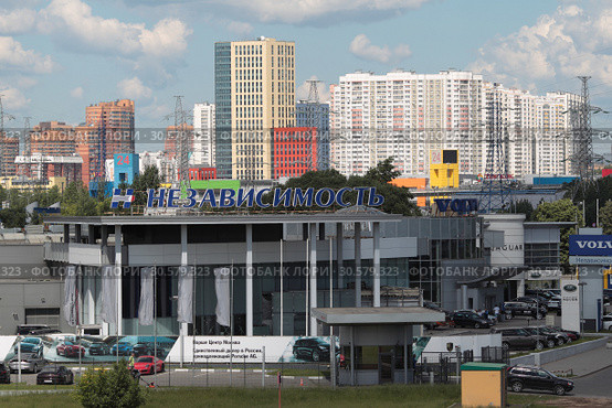 Москва автоцентр Порше, на заднем плане Химки (2017 год). Редакционное фото, фотограф Дмитрий Неумоин / Фотобанк Лори