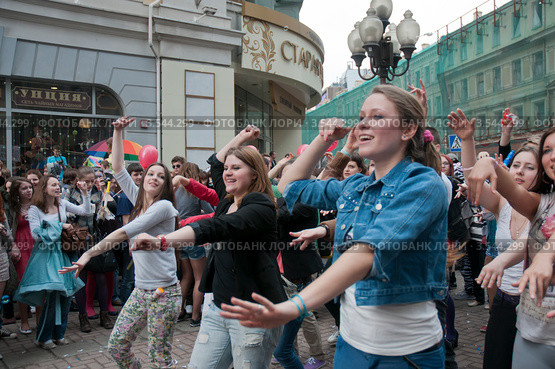 Москва. Благотворительный танцевальный флешмоб на Арбате (2012 год). Редакционное фото, фотограф Ирина Фирсова / Фотобанк Лори