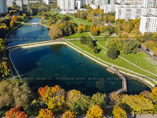 Москва, Чертаново, парк "Каскад Кировоградских прудов" после реконструкции (2020 год). Редакционное фото, фотограф glokaya_kuzdra / Фотобанк Лори