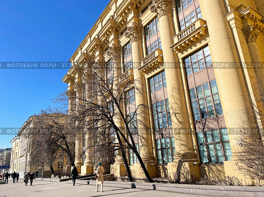 Москва дом Жолтовского на Моховой весной (2022 год). Редакционное фото, фотограф Овчинникова Ирина / Фотобанк Лори