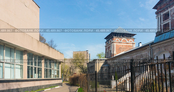 Москва, дворец культуры ЗИЛ и Симонов монастырь, Трапезная (2018 год). Редакционное фото, фотограф Николай Алмаев / Фотобанк Лори
