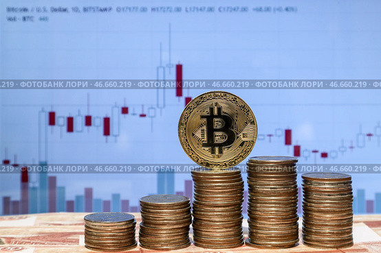 Москва. Физическая монета криптовалюты биткойн, российские пятирублевые монеты и купюры номиналом в 5000 рублей. Стоковое фото, фотограф Сергей Булкин/NEWS.ru / ТАСС / Фотобанк Лори