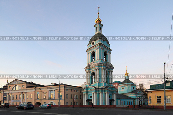 Москва. Городская усадьба Гончарова-Филипповых (1877, архитектор А. Е. Вебер) и храм Троицы Живоначальной в Серебряниках (2013 год). Стоковое фото, фотограф Дмитрий Неумоин / Фотобанк Лори